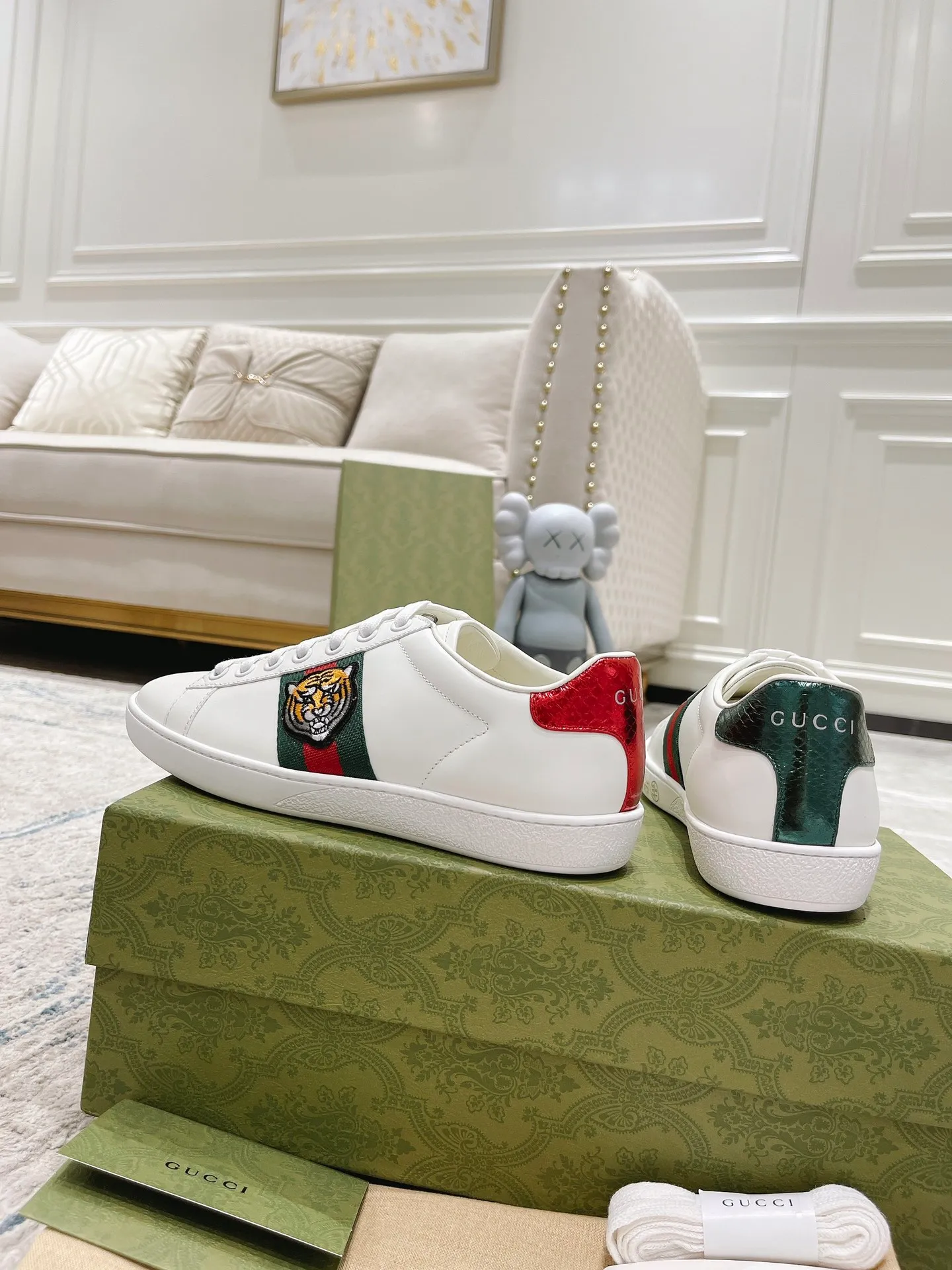 👟👟Ex-factory price 440👟👟 Women's shoe factory GUCCi's latest anti-counterfeiting line classic sports lace-up white shoes for couples ☝︎57 layouts of the whole series are shipped with high quality★ Color matching is being updated continuously... 🔥Look for our upgraded version quality, original mold opening ✔️Original last shape ✔ Everything is authentic from the inside out🥊 🍬Material: 🔸The upper is made of Italian cowhide imported from the original factory. The comfort and softness are higher than ordinary cowhide from domestic factories. ➕Full cowhide lining and foot pads. The lining adopts the same lasting method as the original. The midsole is also printed with double G and the insole is also original molded. 3D craftsmanship❗���Different from ordinary products in the market❗️➕The outsole adopts the original high-density one-to-one sole➕⚠️The snakeskin tail is consistent with the authentic color, and the real snakeskin is a small piece➕🗯The embroidered patches are also authentic. After disassembly, each color comparison is accurate before shipment‼ ️ Shoe size: Female 35-40 Male 39-44